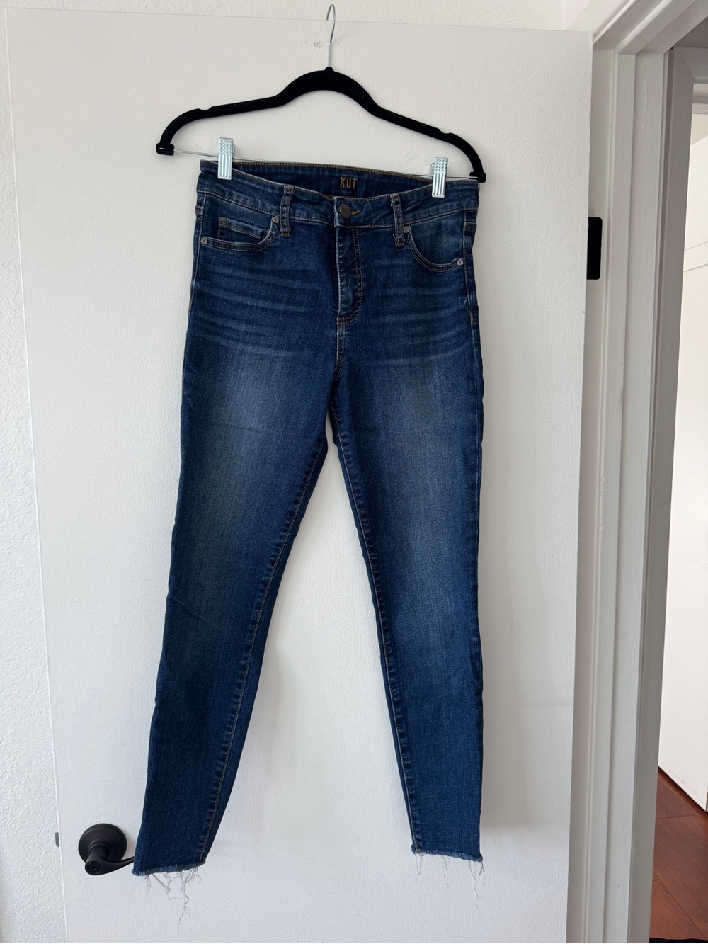 Kut from the Kloth Dark Wash Cropped Skinny Jeans | Women’s Size 4 | Frayed Hem